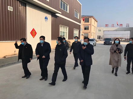 高新區(qū)黨工委書記郭保存、黨組成員楊紹青、馬嶺崗鎮(zhèn)書記李洋來公司監(jiān)督防疫物資生產(chǎn)
